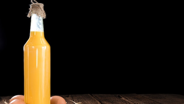 Mit einer Flasche Eierlikör bedrohte der Pensionist eine Gruppe Mädchen im Zug.
