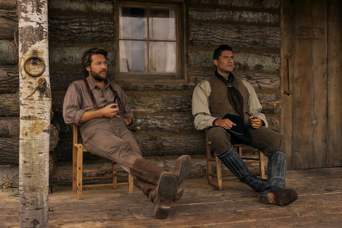 Patriarch Charles Ingalls (Luke Bracey) hat mit William Mitchell (Meegwun Fairbrother) nun ein ...