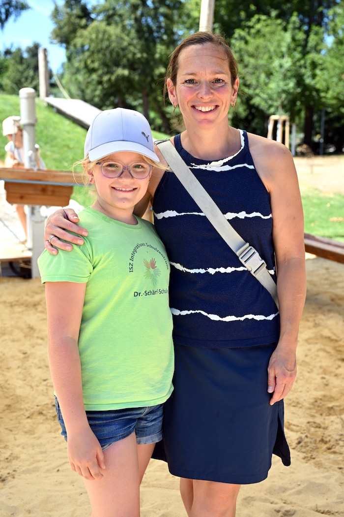 Karin und ihre Tochter Sina Deistler sind vom großen Spielplatz begeistert.