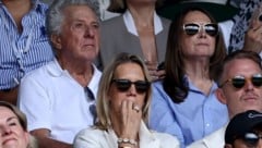 Dustin Hoffman im eleganten weißen Polohemd mit seiner langjährigen Ehefrau Lisa Hoffman. 