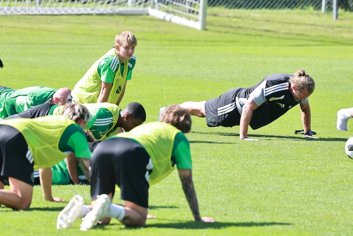 Trainer Sebastian Siller (r.) beteiligte sich selbst beim Training.