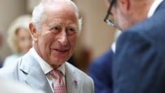 König Charles und seine Frau, Königin Camilla, haben Charles‘ Sohn, Prinz Harry, dessen Frau ...
