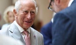 König Charles und seine Frau, Königin Camilla, haben Charles‘ Sohn, Prinz Harry, dessen Frau ...