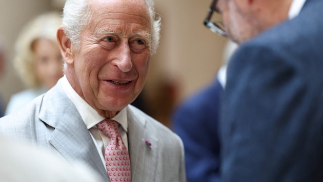 König Charles und seine Frau, Königin Camilla, haben Charles‘ Sohn, Prinz Harry, dessen Frau ...