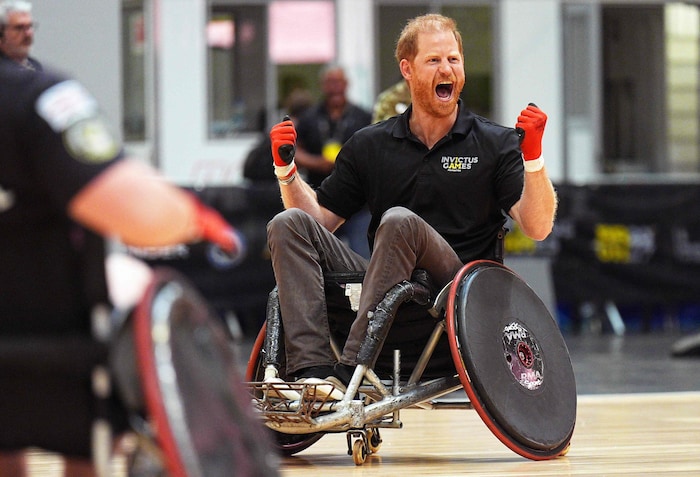 Harry bei den Invictus Games, der frühere Royal nahm an einem Rollstuhl-Basketballmatch und ...