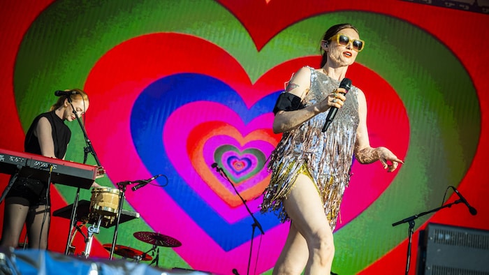Eine psychedelische Disco-Party mit heißen Beats und tanzendem Publikum – Sophie Ellis-Bextor ...