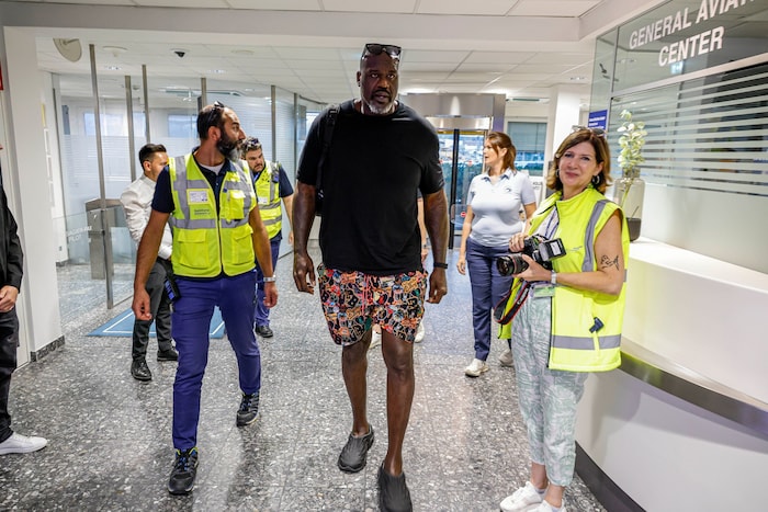 Der 2,16 Meter große Ex-Basketballer überragte sämtliche Mitarbeiter des Salzburger Flughafens ...