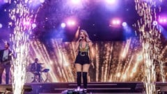 Geburtstagskind Melissa Naschenweng eröffnet das Starnacht-Spektakel.