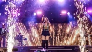 Geburtstagskind Melissa Naschenweng eröffnet das Starnacht-Spektakel.