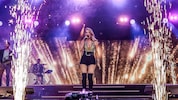Geburtstagskind Melissa Naschenweng eröffnet das Starnacht-Spektakel.