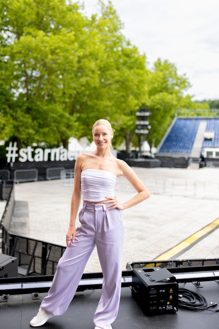 Choreografin Maria-Sophie Kreissl und ihre Tänzergruppe setzen die Künstler in Szene.