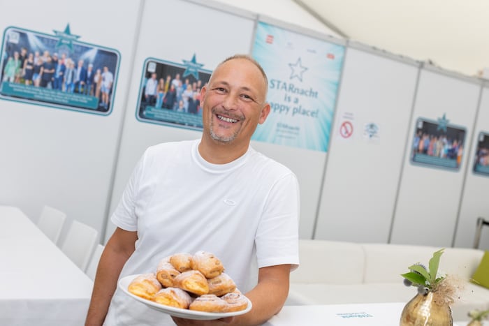 Florian Buschenreiter und sein „Kärnten aktiv“-Team verwöhnen die Besucher und Künstler ...