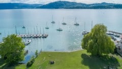 Am ehemaligen Seebahnhof in Schörfling am Attersee entstehen rund 13.000 Quadratmeter öffentlich ...