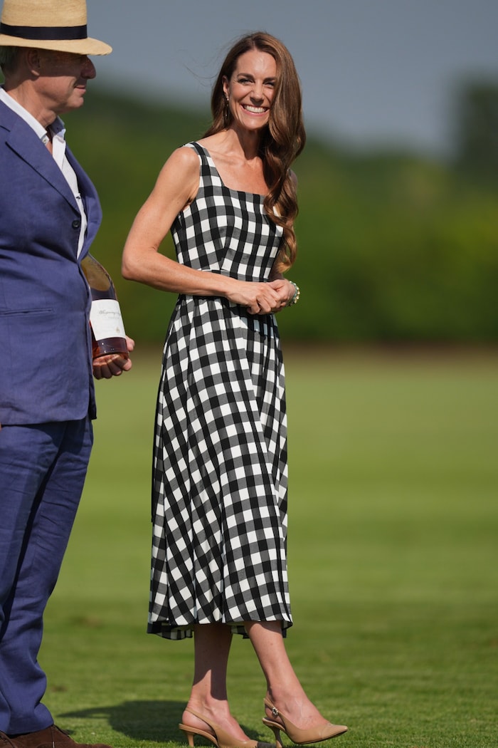 Ihre trainierten Oberarme kamen in dem ärmellosen Kleid besonders gut zur Geltung.