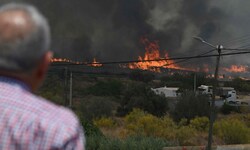 Ein Mann beobachtet, wie die Flammen nahe den Häusern bei Bédar in der spanischen Provinz ...