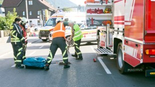 Die Florianijünger reinigten die Fahrbahn und entfernten den ausgelaufenen Treibstoff.