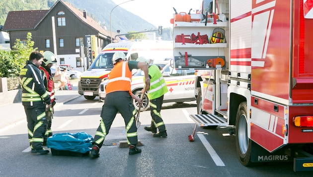 Die Florianijünger reinigten die Fahrbahn und entfernten den ausgelaufenen Treibstoff.
