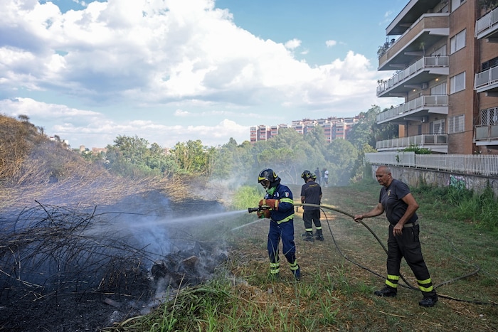 Dramatische Szenen in Rom: Feuerwehrleute kämpfen gegen einen Waldbrand im Regionalpark Pineto, ...