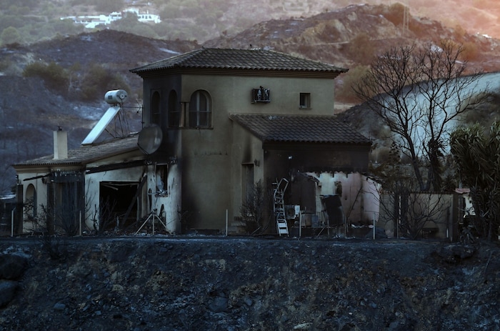 Verkohlte Trümmer statt Urlaubsidylle: Dieses ausgebrannte Haus nahe Bédar in der südspanischen ...
