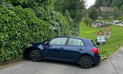 Das junge Paar aus den Niederlanden steckte in der tückischen Kurve fest.
