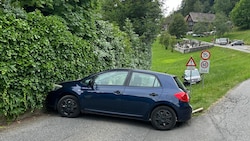 Das junge Paar aus den Niederlanden steckte in der tückischen Kurve fest.