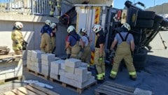 Der umgekippte Lkw war mit Pflastersteinen beladen.