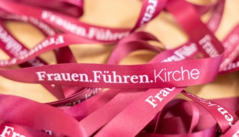 Ein Band als Symbol für eine Ära: Frauen und ihre Perspektiven sollen in der Kirche präsenter ...