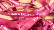 Ein Band als Symbol für eine Ära: Frauen und ihre Perspektiven sollen in der Kirche präsenter ...