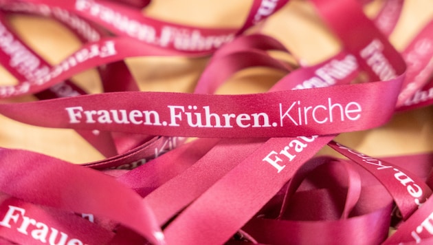 Ein Band als Symbol für eine Ära: Frauen und ihre Perspektiven sollen in der Kirche präsenter ...