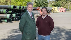 Alexander Kottulinsky (links) und Peter MIksch vor den Bohrröhren, die längst im Einsatz sein ...