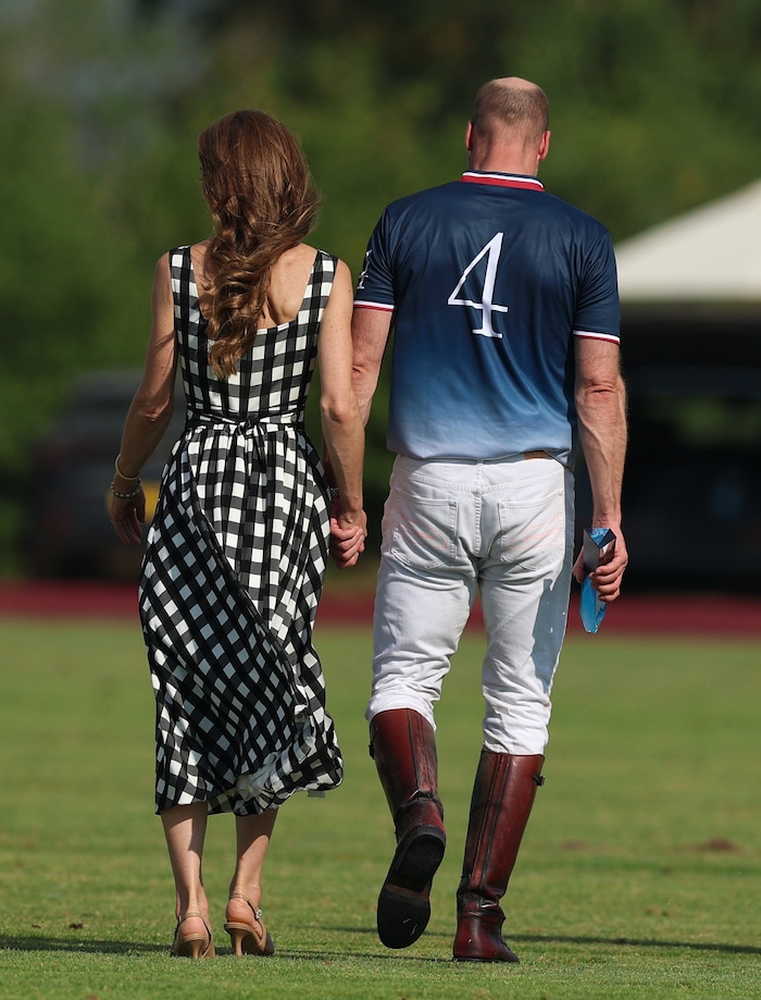 Am Ende des Polospiels zeigten sich Kate und William schließlich sogar Händchen haltend.