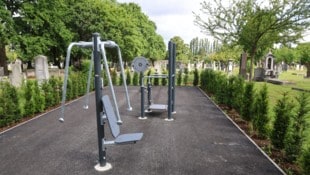 Martin A. Jöchl Die Fitnessgeräte am Friedhof in Meidling, in Griffweite von bestehenden Gräbern, haben für ...