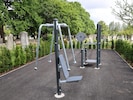 Die Fitnessgeräte am Friedhof in Meidling, in Griffweite von bestehenden Gräbern, haben für ...