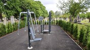 Die Fitnessgeräte am Friedhof in Meidling, in Griffweite von bestehenden Gräbern, haben für ...