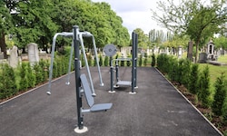 Die Fitnessgeräte am Friedhof in Meidling, in Griffweite von bestehenden Gräbern, haben für ...