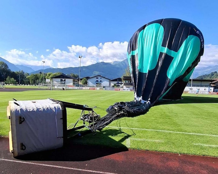 Am Sportplatz konnte er schließlich sicher landen.