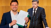 Der steirische NEOS-Chef Niko Swatek (links) fordert Veit Dengler auf, sein Mandat ...