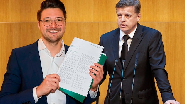 Der steirische NEOS-Chef Niko Swatek (links) fordert Veit Dengler auf, sein Mandat ...