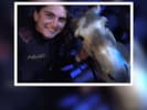 Die Polizei mit einem der entlaufenen Tiere