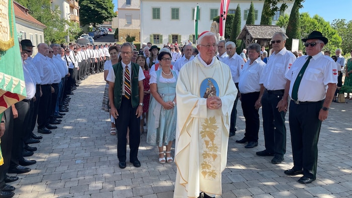 Die Feuerwehr stand am Samstag für Franz Lackner in St. Anna Spalier.