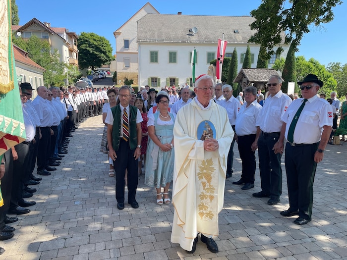 Die Feuerwehr stand am Samstag für Franz Lackner in St. Anna Spalier.