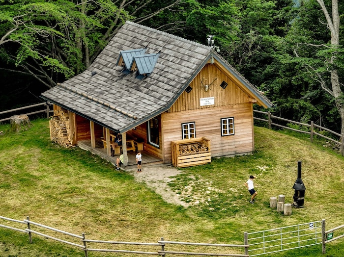 Schlichter Luxus mitten in der Natur – in liebevoll restaurierten Jagdhäusern.