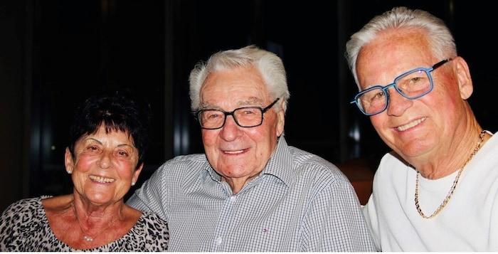 Kratky mit Heinz Oberparleiter (LASK-Meisterelf 65) und Frau Gerlinde (li., er ist schon 58 ...