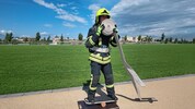 Martin Trimmel rollt Schläuche auf einem Wackelboard.