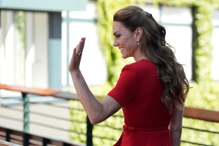 Prinzessin Kate trug Glamour-Locken zum roten Kleid.