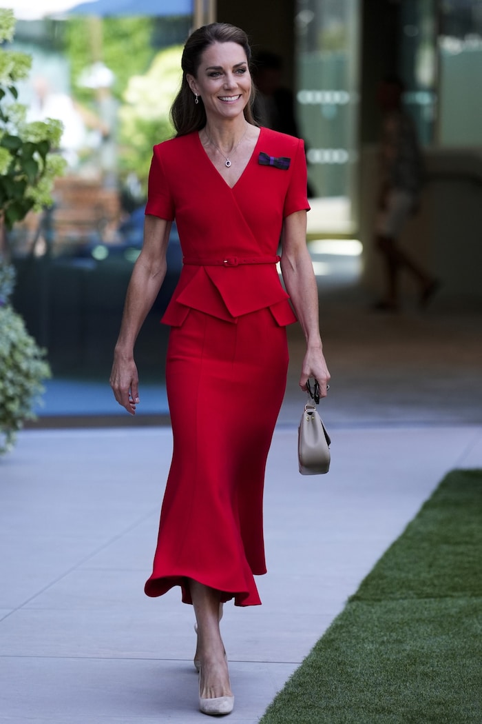 Im roten Wow-Dress mit Schößchen stahl Kate in Wimbledon wieder einmal allen die Show.