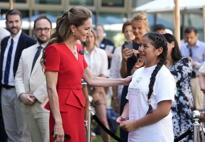 Als Schirmherrin des All England Lawn Tennis and Croquet Club teilt Kate mit den Besuchern in ...