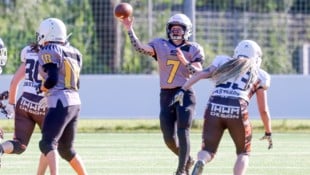 Quarterback Christina Gull (M.) und die Salzburg Ducks jagen diese Saison Rekorde.