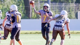 Quarterback Christina Gull (M.) und die Salzburg Ducks jagen diese Saison Rekorde.