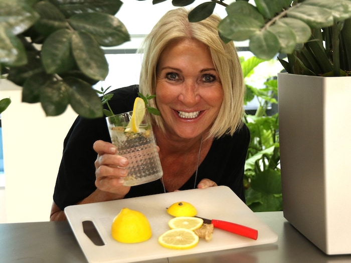 Zum Frühstück gibt es Wasser mit Ingwer, Zitronensaft und Essig.